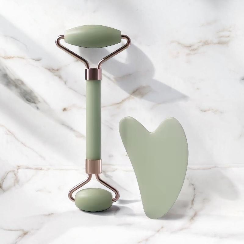 Gua-Sha et Rouleau Visage in elegant design for facial massage and skincare.