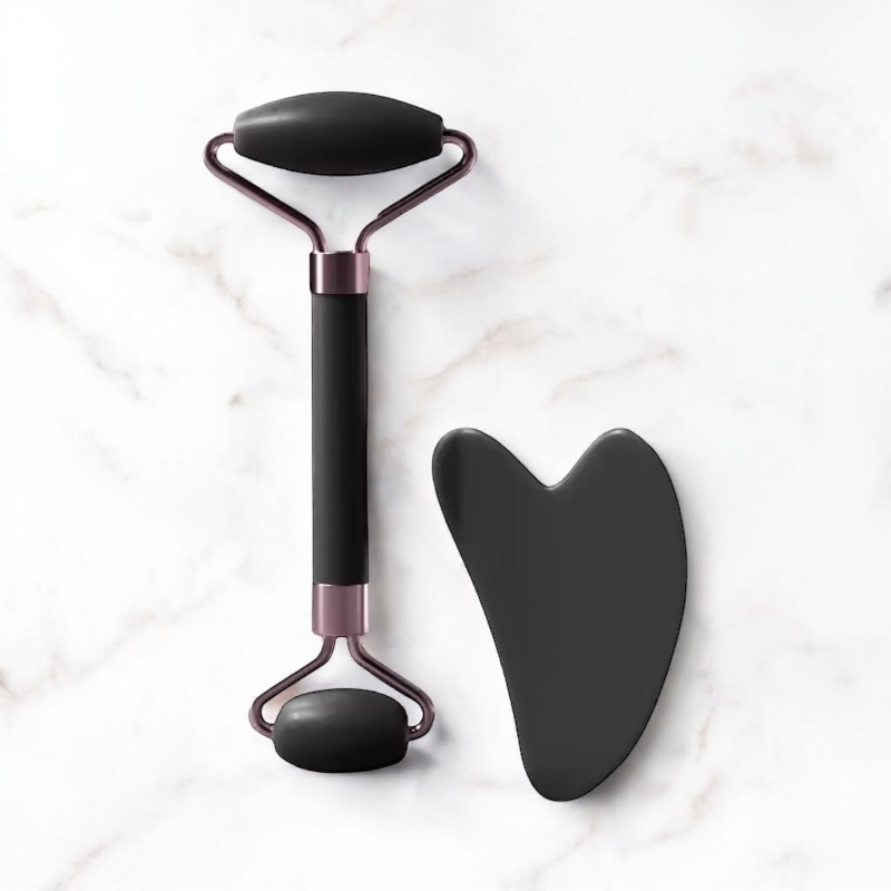 Gua-Sha et Rouleau Visage set with natural jade for facial massage.