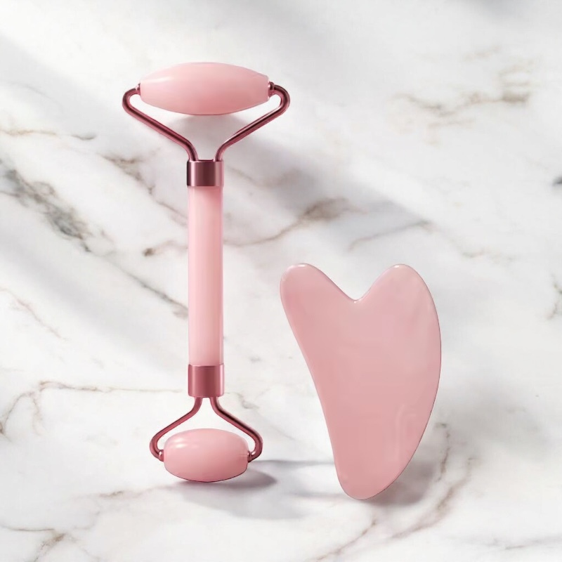 Gua-Sha et Rouleau Visage set with jade and rose quartz for facial massage.