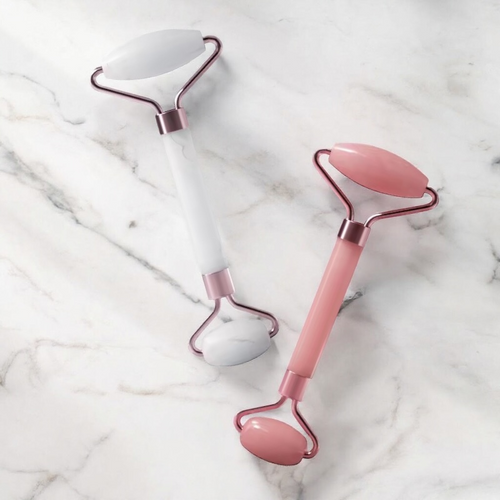 Gua-Sha et Rouleau Visage set with jade stone for facial massage and rejuvenation.