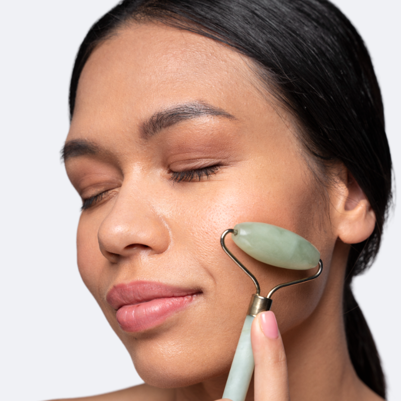 Gua-Sha et Rouleau Visage set with jade and rose quartz for facial massage.