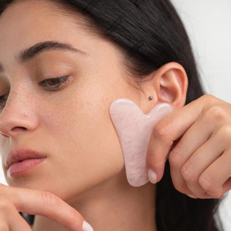 Gua-Sha et Rouleau Visage set with jade stone for facial massage.